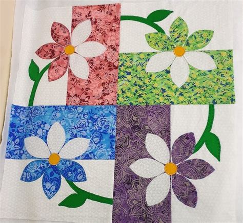 pin by kristie rios on sewing flower quilt patterns flower quilts scrap quilt patterns