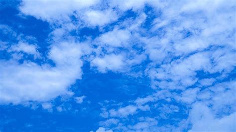 El Cielo Azul Y La Nube Blanca Se Usan Para El Fondo El Cielo Es Azul
