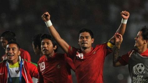| eks pemain sekaligus legenda persija jakarta, bambang pamungkas, mendatangi polda metro jaya. Cerita Bambang Pamungkas Pernah Jadi Kiper Persija Hingga ...