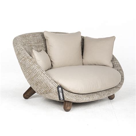 Both experiences are possible, even probable while enjoying a romantic dinner for two in the love chair or cuddling up with your sweetheart in one. Moooi Love Sofa beige/bruin Bouclé Comp - Canoof.nl