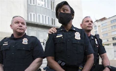 Chattanooga Police Officers Take A Knee With Protesters In Sign Of Solidarity Chattanooga