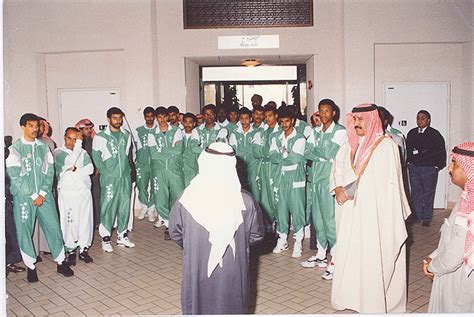 خسر المنتخب السعودي مباراته الأولى أمام هولندا بهدفين مقابل هدف وحيد، قبل أن يتغلب على المغرب بنفس النتيجة، ويتفوق على بلجيكا بهدف نظيف سجله سعيد العويران على. زيارة لاعبي المنتخب السعودي الاول عام 94 | جمعية الأطفال ...
