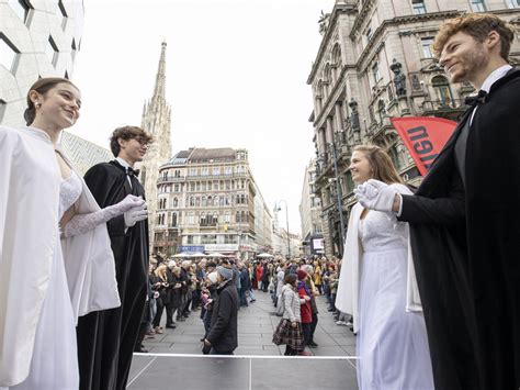 Hunderte Bei Auftakt Zur Wiener Ballsaison In Der Innenstadt Vienna