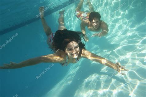 Paar Schwimmt Unter Wasser Stockfotografie Lizenzfreie Fotos Londondeposit