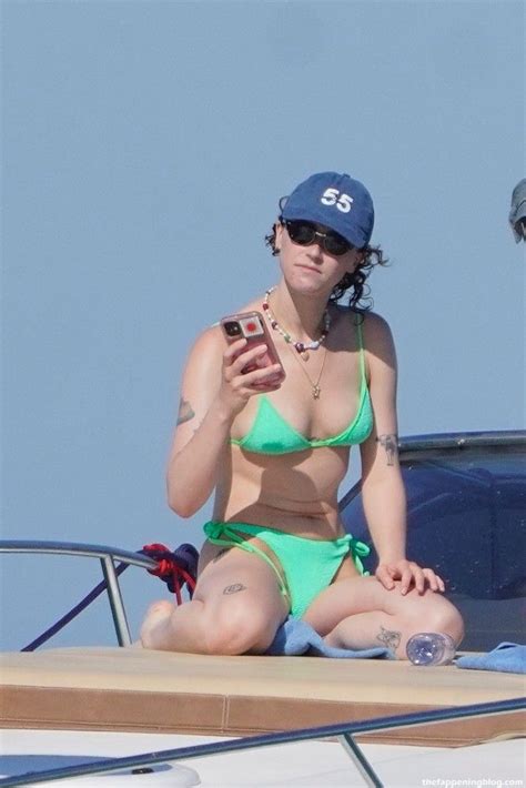 Ella Emhoff Sam Hine Relax On Holiday In St Tropez 101 Photos