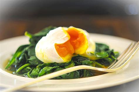 Many people do not make this dish as they think that hollandaise sauce is something that only chefs make. Classic Eggs Florentine Recipe Made Easy