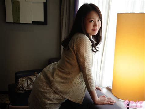 Wallpaper Model Duduk Payudara Besar Gaun Wanita Jepang Orang