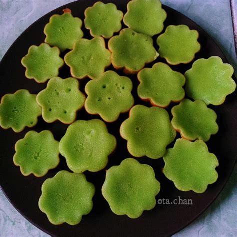 Bolu pandan 2 telur tanpa mixer takaran sendok. Bolu Panggang Santan Mini - 8 Langkah Resep Bolu Panggang ...