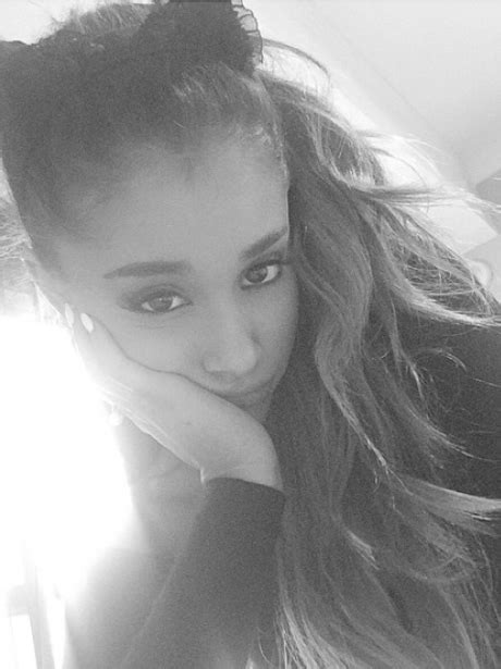 Let Me Take A Selfie Ariana Grande Looks Simply Stunning In This Black