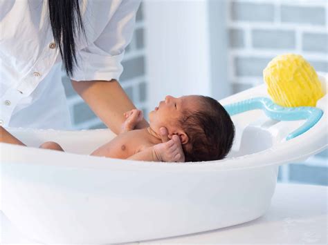 How To Bathe A Newborn How To Bathe Babys In Baby Bath