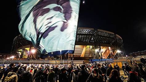 Carnet Noir Naples Rend Hommage à Maradona