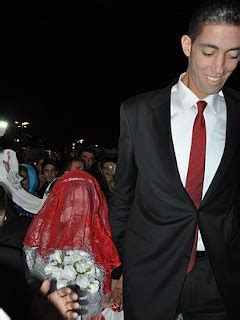 PHOTOS World S Tallest Man Sultan Kosen Gets Married In Turkey Latest News From Around The World