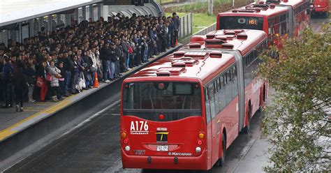 There are around 1,500 buses in action every day. Quiénes son los que mandan en TransMilenio
