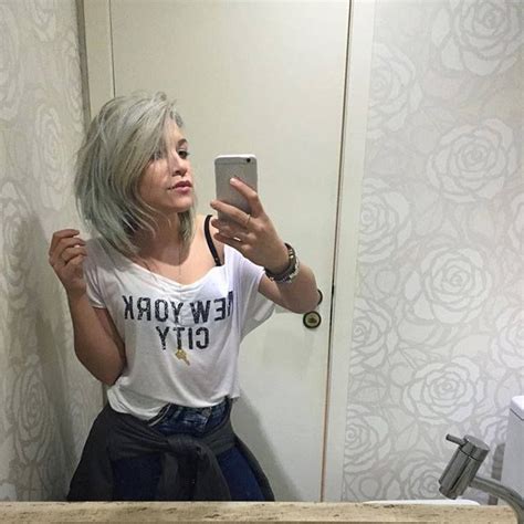 Priscila Alcântara Poses Cool Hairstyles Selfie Inspiration