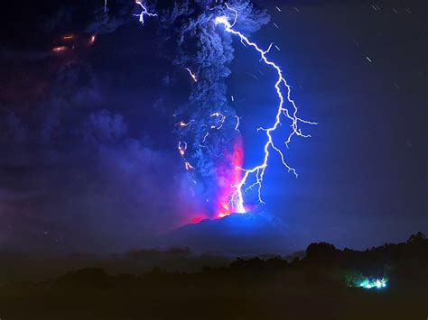Chiles Calbuco Volcano Erupting In April 2015 2016 Bing Desktop