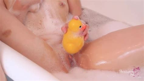 Sexy Babe Masturbates Her Pussy With A Rubber Duckie While In Bubble