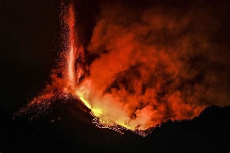 Italys Mount Etna Erupts Again Cgtn