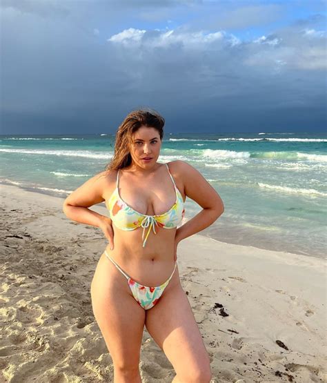 Gigi Robinson Sports Illustrateds Newest Swimsuit Model Is Also A My