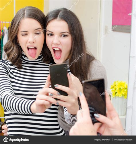 Dos Hermosas Adolescentes Tomando Selfies Mientras Hacen Caras Frente