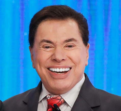 Trecho raro, fofo e engraçado do programa qual é a música num domingo de 1985 com o grupo dominó, o apresentador silvio santos. Quantas filhas o Silvio Santos tem e quem são elas?