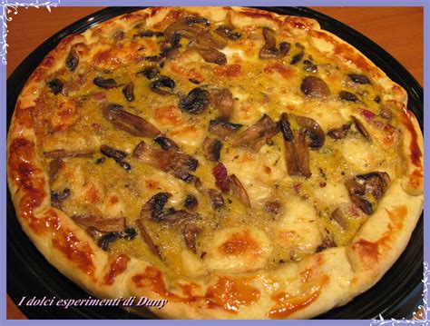 La pasta brisè o brisee (o brisée, come sarebbe corretto scrivere) è un impasto neutro molto versatile che si utilizza sia in cucina che in pasticceria. Ricetta, Biscotti, Torta: Torte con pasta brise pronta