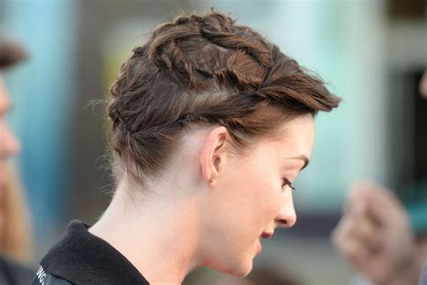 Celebrity Hairstyle Idea Anne Hathaways Updo For Short Hair Thats