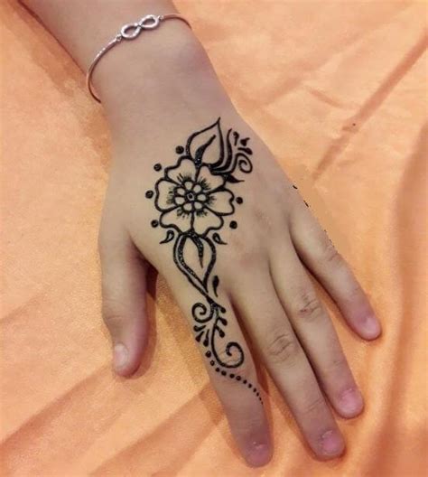 50 Simple Henna Tattoos For Women And Men 2020