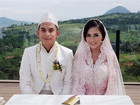 Rachel vennya cerai memang bukan gosip belaka. Rachel Vennya Gugat Cerai, Niko Al Hakim Sempat Selingkuh ...