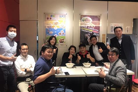 Jun 11, 2021 · 丁怡銘日前因誤指台北冠軍牛肉麵使用含萊克多巴胺美牛，並請辭行政院發言人獲准，後再度回鍋行政院，擔任有給職顧問一職。 有鑑於本土疫情升溫，施打特權疫苗爭議不斷，而丁被爆出5月就已赴往醫院施打az疫苗，連帶遭質疑非第一線醫護人員，為何可以. 【牛肉麵風波】黃珊珊自掏腰包請100位民眾吃麵 調侃丁「我沒有打統編」 -- 上報 / 焦點