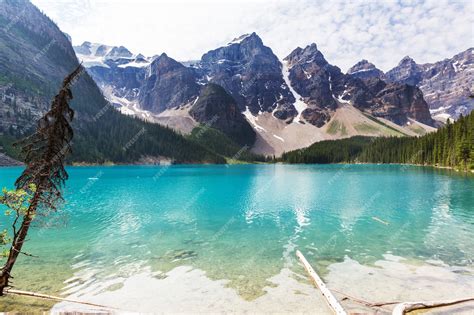 Premium Photo Beautiful Turquoise Waters Of The Moraine Lake With
