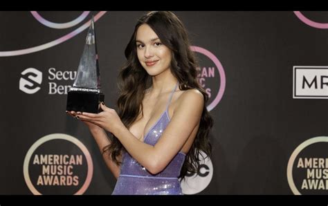 American Music Awards 2021 Olivia Rodrigo Deslumbra En La Alfombra