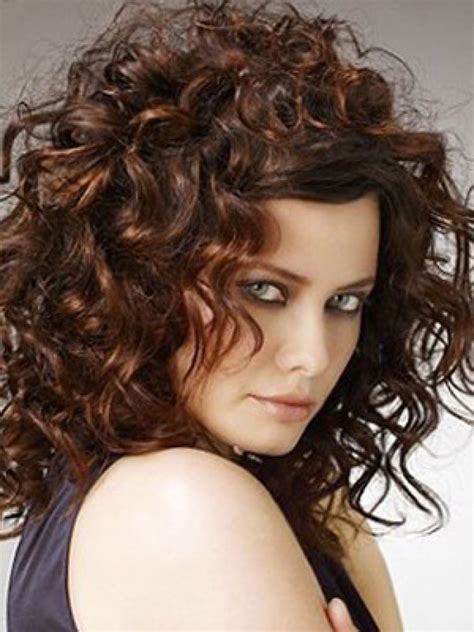 This messy curly highlighted hairstyle can be a great inspiration for all the women with medium length hairs. 12 Medium Curly Haircuts | Learn Haircuts