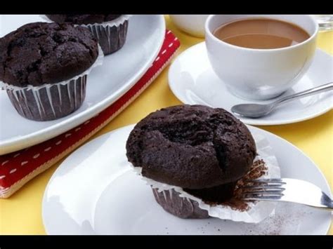 Terlebih lagi itu adalah cupcake coklat , rasanya tentu lebih nikmat karena menggunakan bahan coklat. Resep kue muffin coklat enak - YouTube
