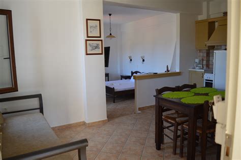 Ο μύθος θέλει το ικάριο πέλαγος να έχει «καταπιεί» τον ίκαρο, το γιο του δαιδάλου, που θέλησε ν' αγγίξει τον ήλιο με τα κέρινα φτερά του. Studio 1 - Ikaria Rooms