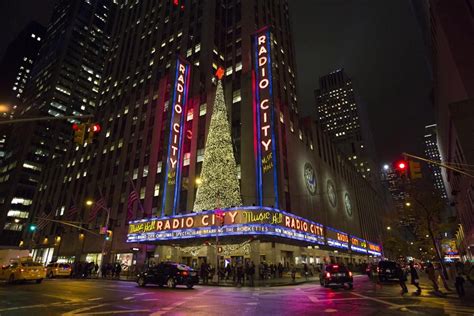 Radio City Music Hall Exterior Expires Nyc Christmas Christmas Shows