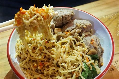 Lokasi kuliner di jalan raya tajur, bogor selatan, kota bogor ini dipadati pengunjung. Mie Ayam Legend, Radio Dalam - Lengkap: Menu terbaru, jam ...