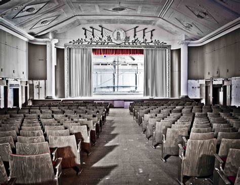 Das haus der offiziere ist nur ein kleiner, aber dennoch anmutender, architektonisch wertvoller teil des ehemals ganzen. ehemaliges Theater im Haus der Offiziere Wünsdorf Foto ...