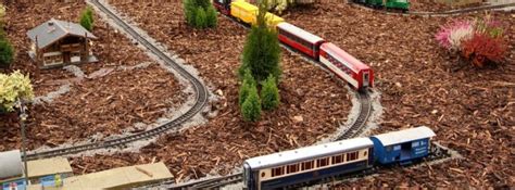 Cómo decorar el jardín con traviesas de tren canalHOGAR