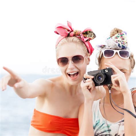 deux belles filles à la jetée de mer image stock image du blonde adulte 35045397