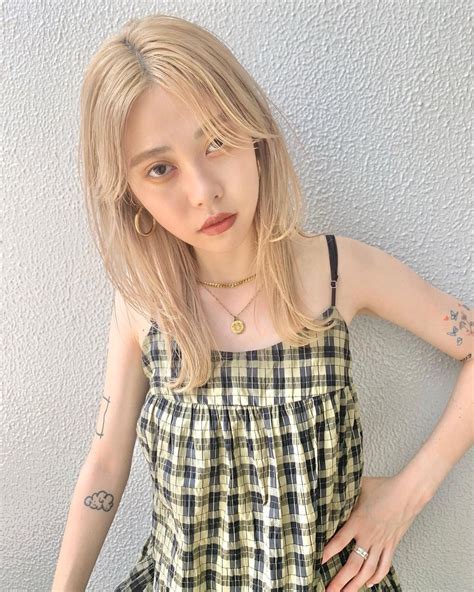 Ibuki ハイトーンカラー ブロンド 淡色カラー On Instagram “ibukiの 2021 Summer Style 🍸🌙 全体の質感と色味を美しく上品に ちょっぴりオトナな