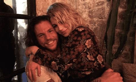 Durante la puntata hanno fatto il loro ritorno alcuni ex allievi della scuola che hanno partecipato all'edizione 2020 del festival di sanremo. Emma Marrone, corteggiata da Enrico Nigiotti su Instagram ...