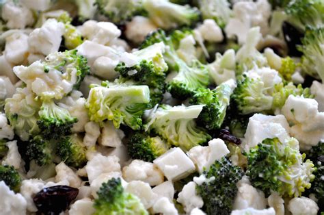 Salade de brocoli et chou - fleur avec une vinaigrette à la mayonnaise