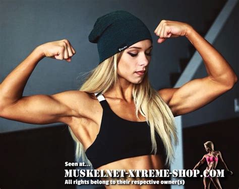 Fitnessmodel Zeigt Bizeps Motivation Fitness Fitness Models Frauen Mädchen Training