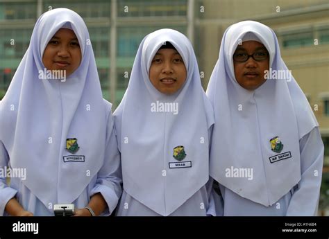 Malaysische High School Mädchen In Tracht Schule Einheitliche Kuala