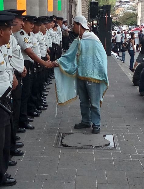 PNC Guatemala on Twitter Otro ciudadano que manifestaba pacíficamente agradeció y saludó a