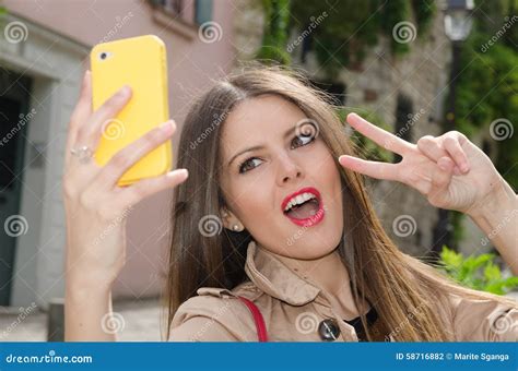 采取selfie的少妇 库存照片 图片 包括有 逗人喜爱 小鸡 有吸引力的 夹克 眼睛 巴黎 58716882