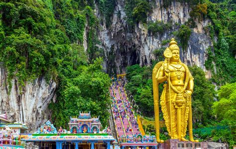 Malaysia, located in southeast asia, it shares land and maritime border with several countries in this region. Batu Caves | Malajský poloostrov | Malajsie | MAHALO.cz