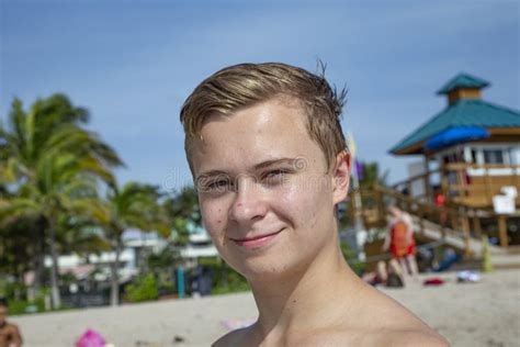 Un Adolescente Feliz Lindo Disfruta De La Playa En Miami Foto De Archivo Imagen De Joven
