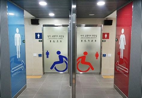 서울지하철 장애인화장실 휴지걸이 높이까지 세심하게 배려한다