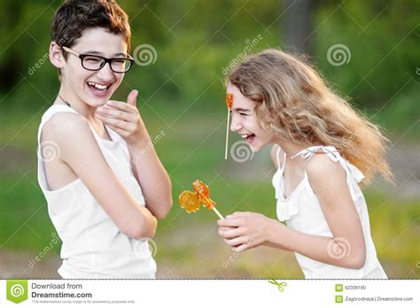 Retrato De Um Menino E De Uma Menina Foto De Stock Imagem De Macho